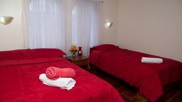 Escritorio, cortinas blackout, wifi gratis y ropa de cama