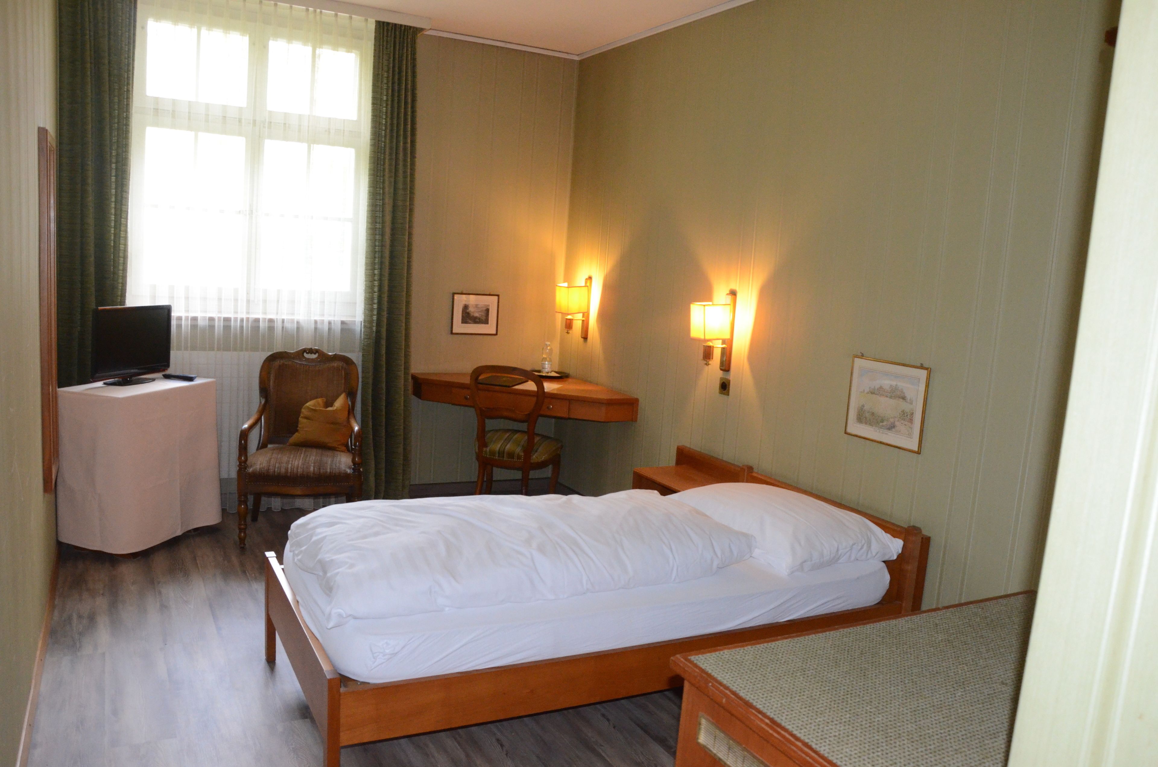 single room | desk, rollaway beds, free wifi, bed sheets