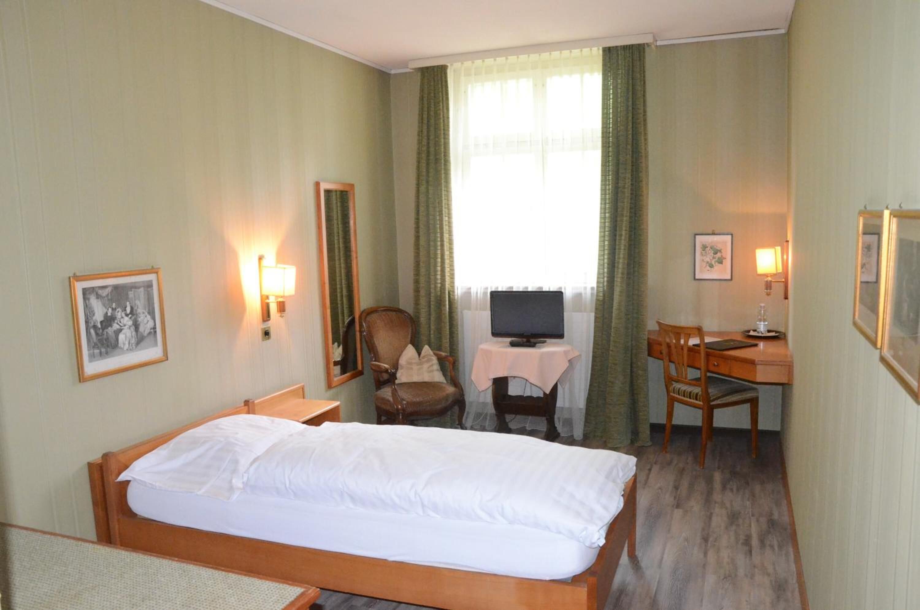 desk, rollaway beds, free wifi, bed sheets