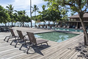Piscine extérieure, parasols, chaises longues