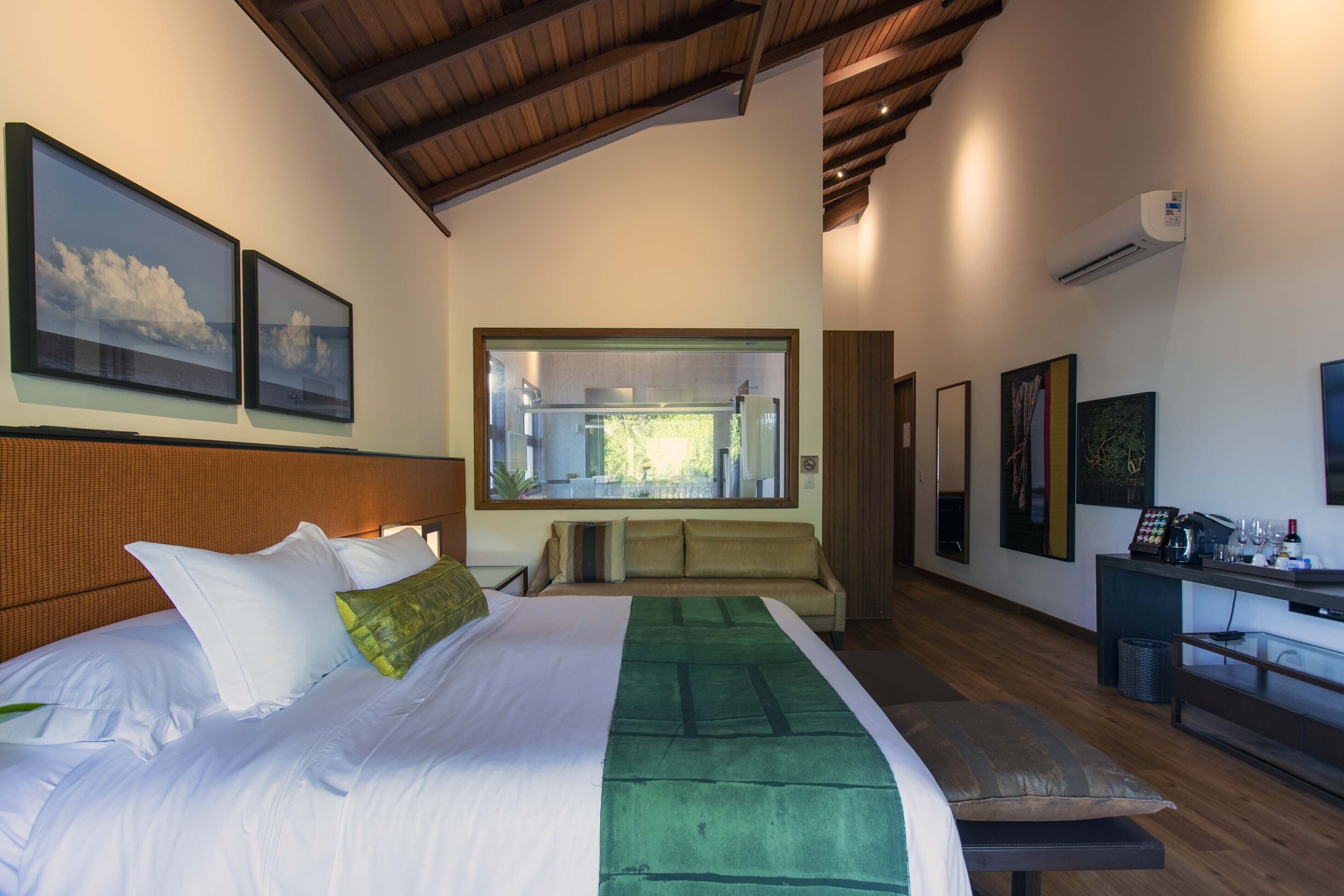 1 室のベッドルーム、高級寝具、ピロートップベッド、ミニバー