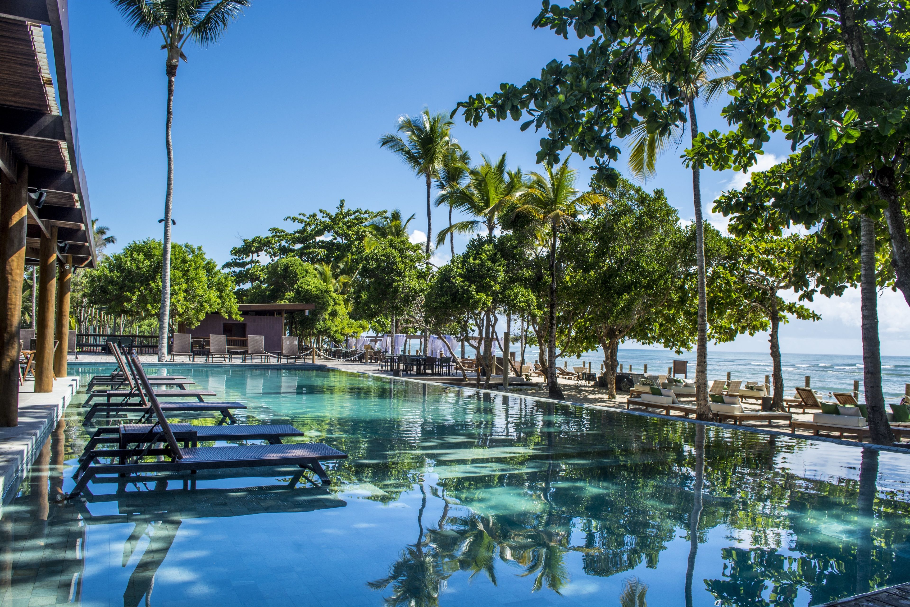 Piscina externa, guarda-sóis, espreguiçadeiras