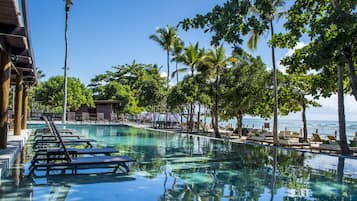 Piscina externa, guarda-sóis, espreguiçadeiras