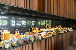 A buffet with various food items and condiments. - Kûara Hotel (Porto Seguro)