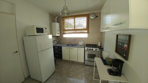 Frigorífico, microondas, horno y placa de cocina