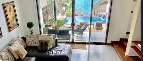 Smart TV, DVD player, books, stereo