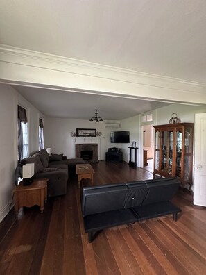 TV connectée, cheminée, jeux vidéo, lecteur de DVD