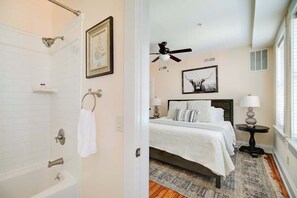 Douche, séchoir à cheveux, shampooing