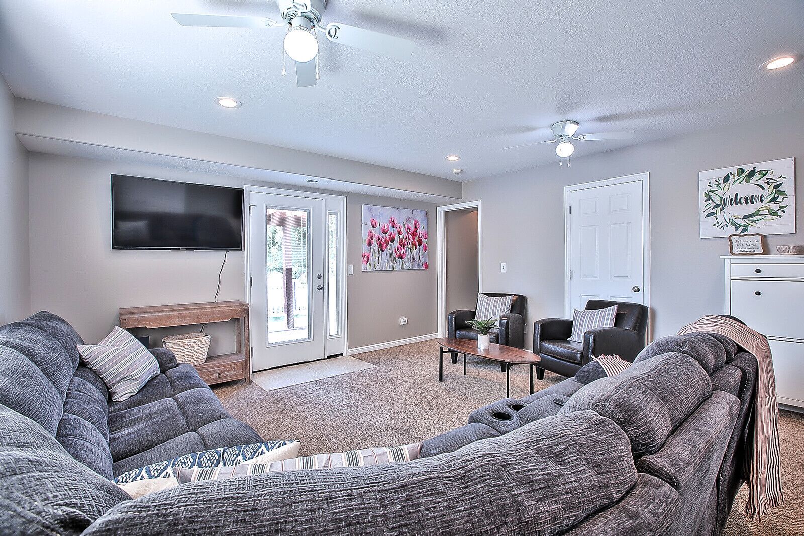 Smart TV, fireplace, Hulu, DVD player