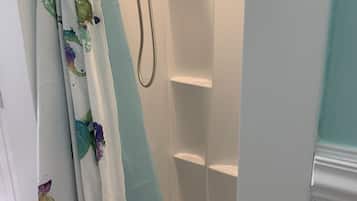 Douche, serviettes fournies, savon, shampoing