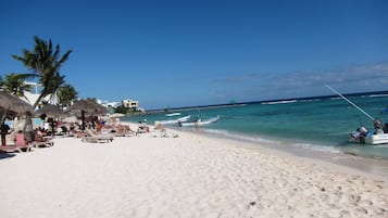 Plage, chaises longues, serviettes de plage