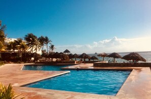 Utomhuspool och solstolar
