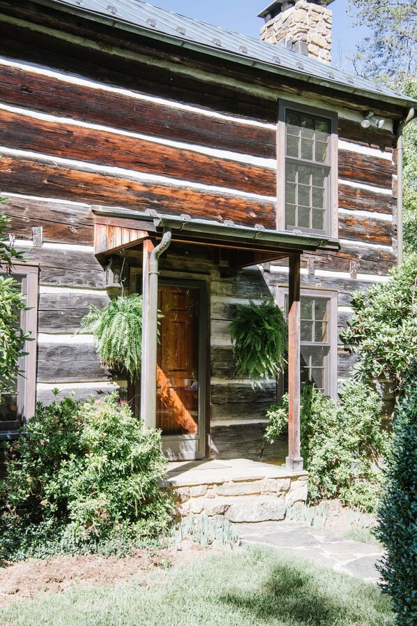 Exterior detail - Two Stone Row: Tim`s Cabin | 1 Bed, 1 Bath (Earlysville)