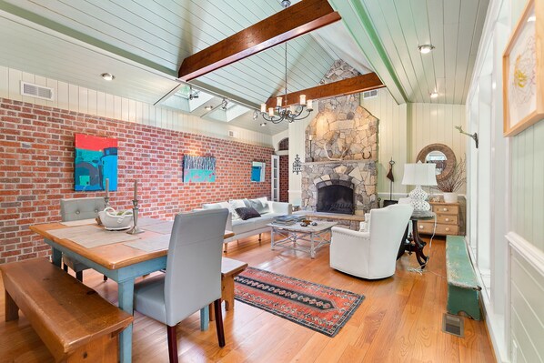 Smart TV, fireplace