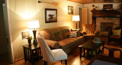 2 Blks from GUADALUPE RIVER , Tube Rentals & GRUENE HALL, COMAL RIVER 5 mins.