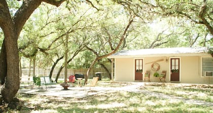 2 Blocks vom GUADALUPE RIVER, Tube Rentals & GRUENE HALL, COMAL RIVER 5 Minuten.