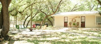 2 Blks from GUADALUPE RIVER , Tube Rentals & GRUENE HALL, COMAL RIVER 5 mins.
