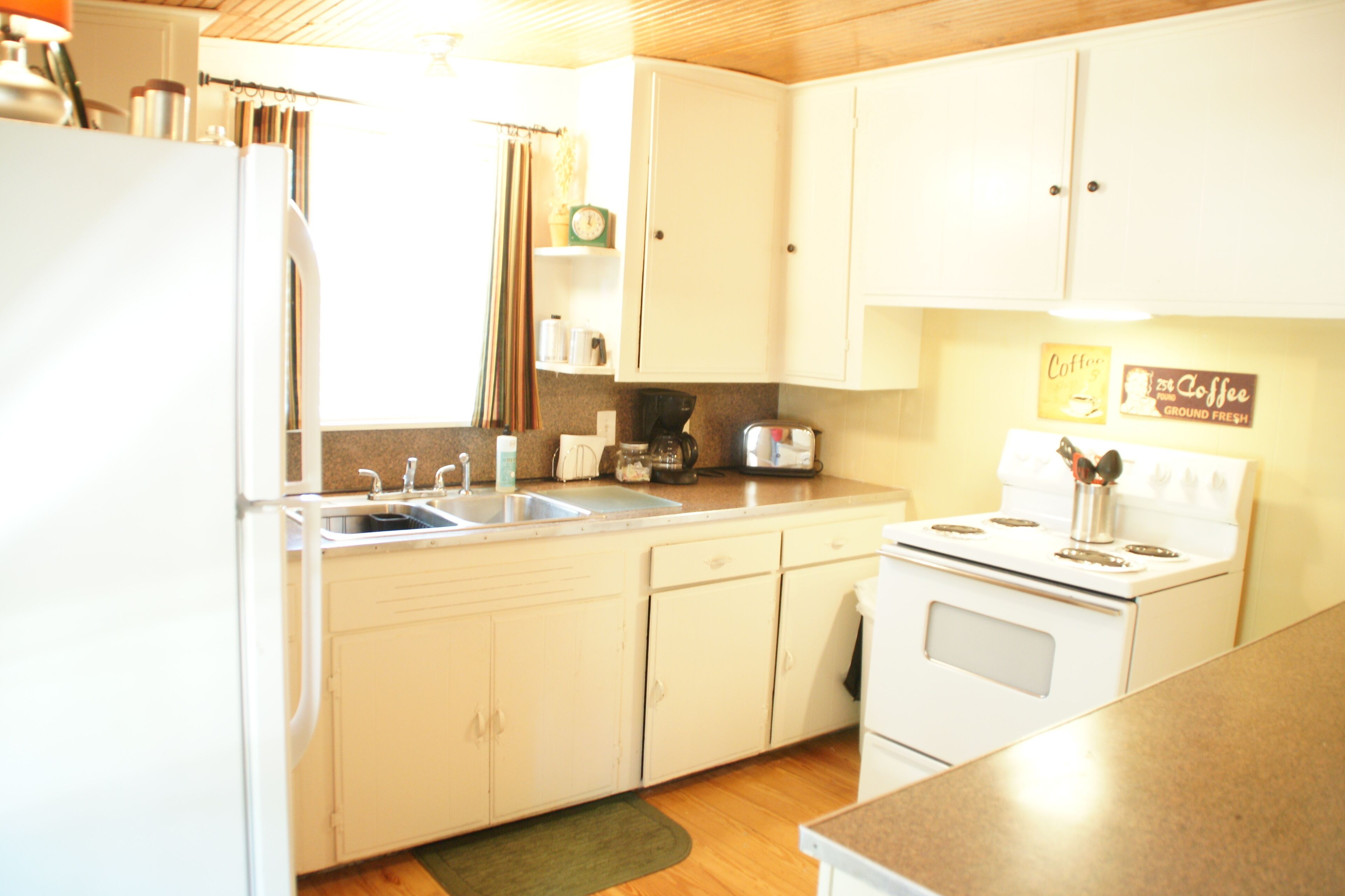 Réfrigérateur, micro-ondes, four, cafetière/bouilloire