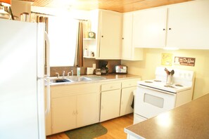 Kjøleskap, mikrobølgeovn, ovn og kaffetrakter/tekoker