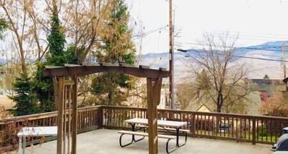 à quelques pas du théùtre, charmant, super propre, grand mobilier!