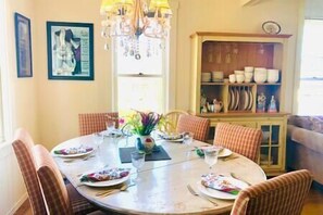 Dining - 1907 Charmer, Perfect Downtown Location, So Clean! (Ashland)