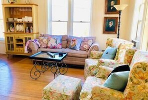 Living area - 1907 Charmer, Perfect Downtown Location, So Clean! (Ashland)