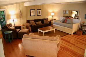 Smart-TV, leker, bøker og stereoanlegg