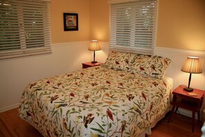 2 soverom, skrivebord, strykejern/-brett og reiseseng for barn