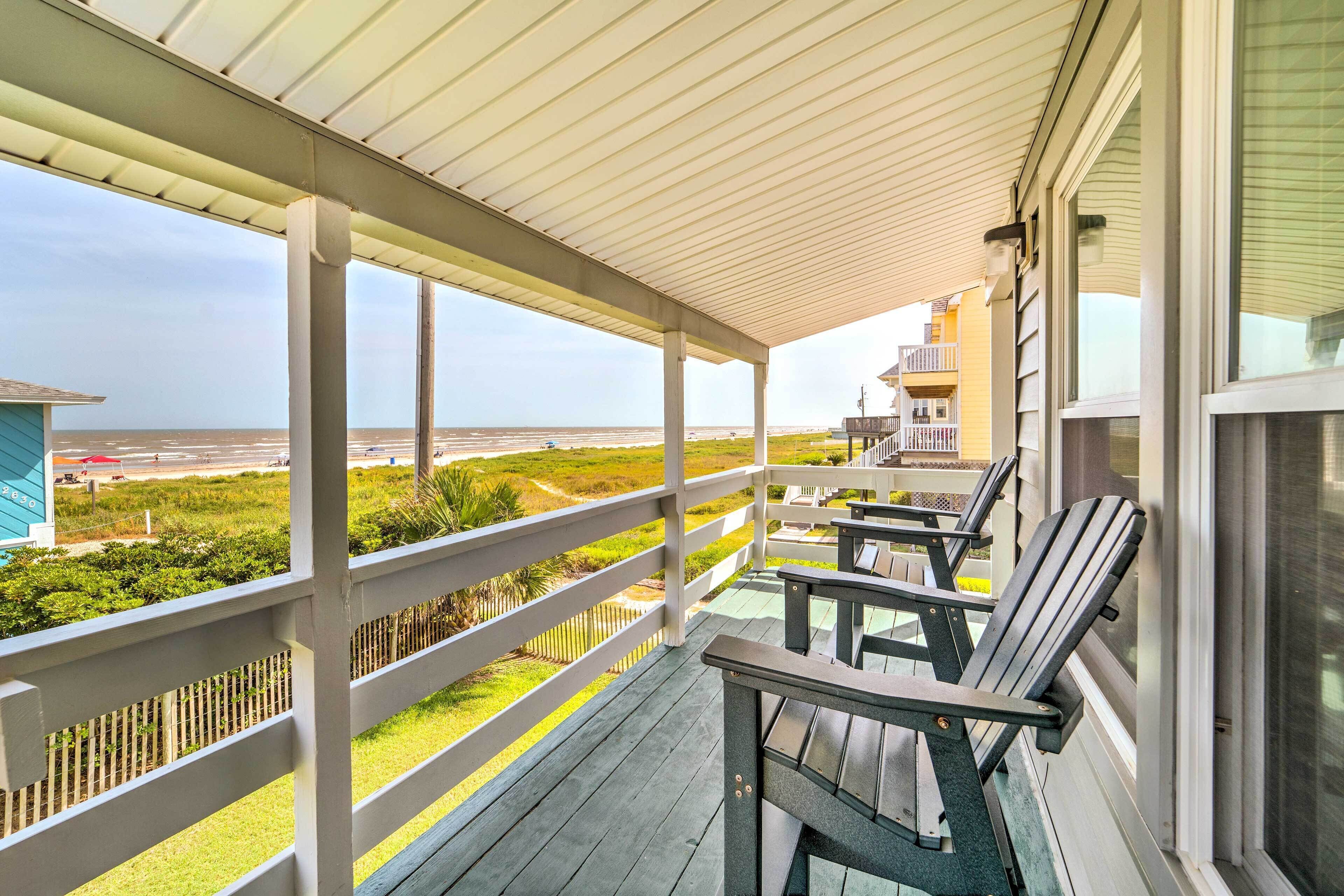 Pet-Friendly Galveston Bungalow, Steps to Beach!