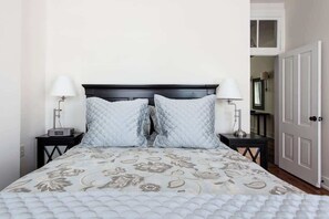 1 habitación, tabla de planchar con plancha, wifi y ropa de cama
