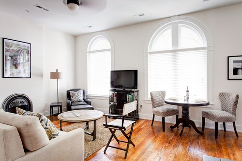 Old Met #306 | 1 Bedroom, 2 Bath