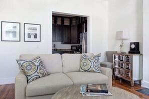 TV, offices - Prime Downtown Mall Flat with Free Parking (Charlottesville)