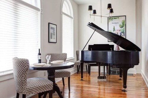 Prime Downtown Mall Flat with Free Parking