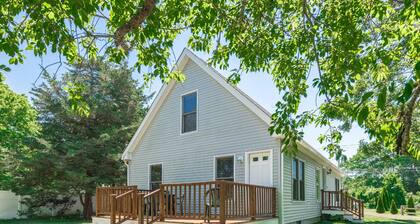 Beautiful 3 bedroom 2 bath Home / Close to Town & Beach