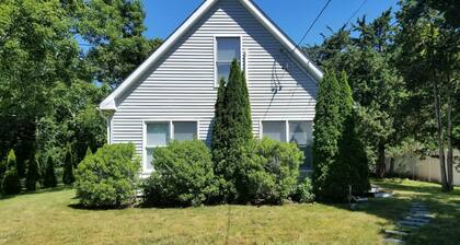 Beautiful 3 bedroom 2 bath Home / Close to Town & Beach
