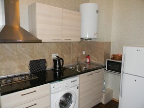 Refrigerador, microondas, lavavajillas y utensilios de cocina 