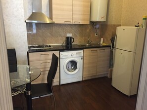 Fridge, microwave, dishwasher, cookware/dishes/utensils