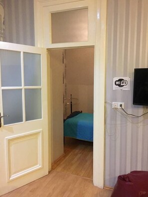 2 bedrooms, iron/ironing board, internet