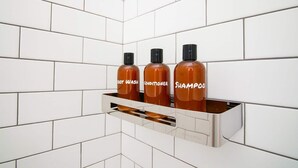 Regadera, toallas, shampoo 