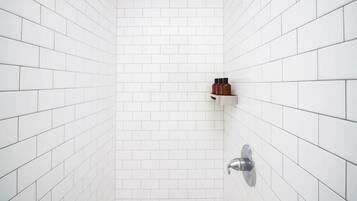 Shower, towels, shampoo