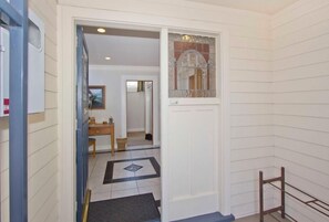 Interior - The Orange Lodge - Petone - Wellington - Broadband (Petone)