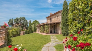 A stone house with a stone pathway leading to the entrance. - Stunning private villa for 10 guests with private pool, WIFI, A/C, hot tub, TV and panoramic view (Monsummano Terme)