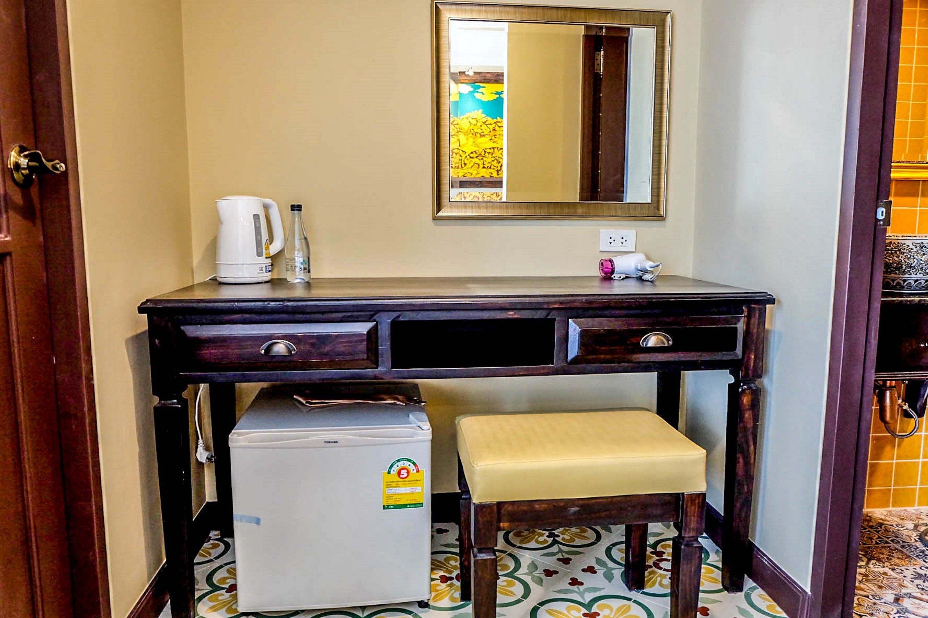 deluxe twin room, accessible, non smoking | mini fridge