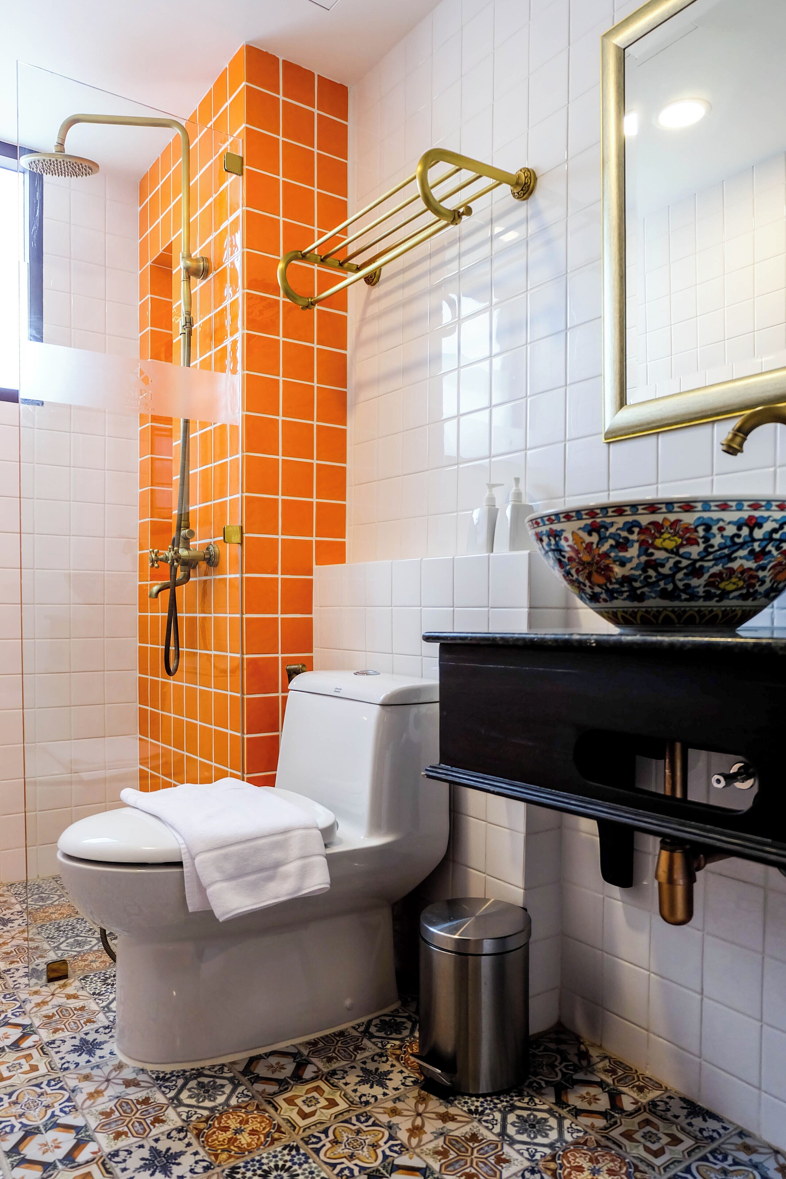 signature triple room, 3 single beds, accessible, non smoking | bathroom | free toiletries, hair dryer, slippers, bidet