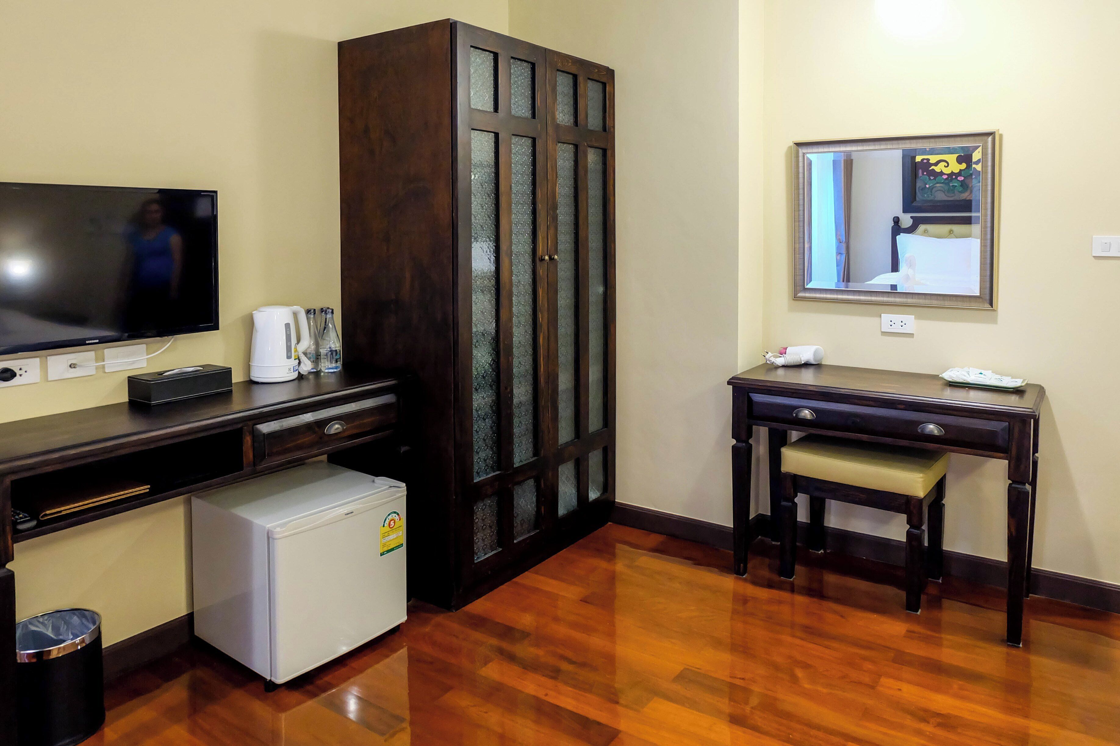 signature triple room, 3 single beds, accessible, non smoking | 1 bedroom, egyptian cotton sheets, premium bedding, memory-foam beds