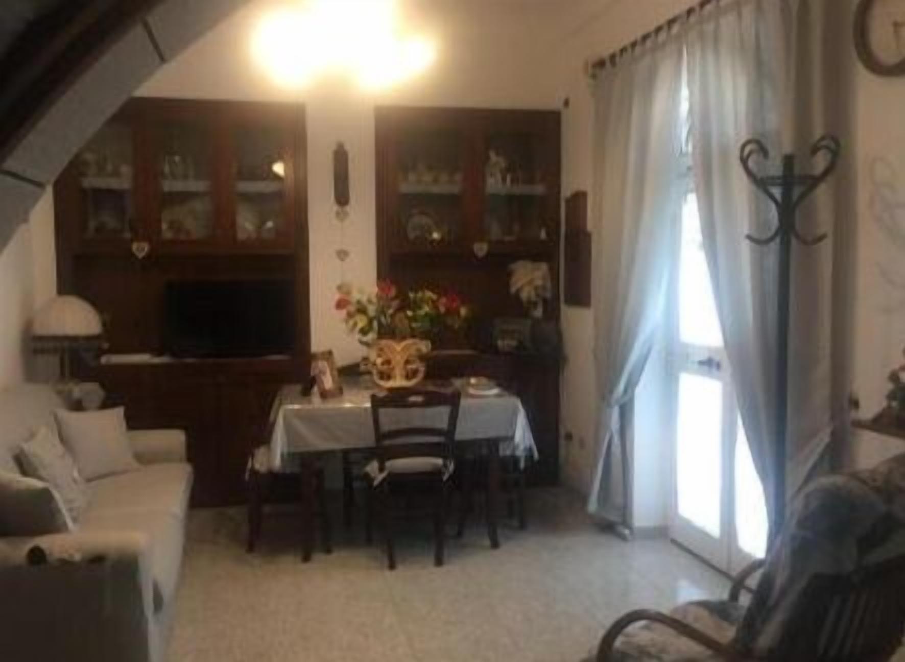 Smart-tv, een open haard, een tafeltennistafel en een stereo