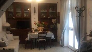 Smart-tv, een open haard, een tafeltennistafel en een stereo