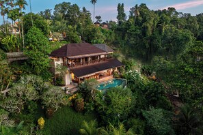 Exterior - Villa Sagitta: Luxury Ubud Villa with Private Pool & Forest Views, Fully Staffed (Pejeng Kangin)