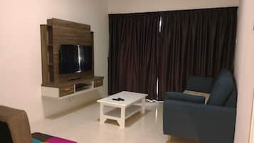 Comfort-Apartment, Mehrere Betten, barrierefrei, Nichtraucher | Wohnzimmer | Flachbildfernseher