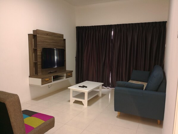 Comfort-huoneisto, useita sänkyjä, esteetön, tupakointi kielletty | Olohuone | Taulutelevisio